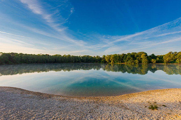 A sandy lake shoreline near Kansas City on a clear summer day