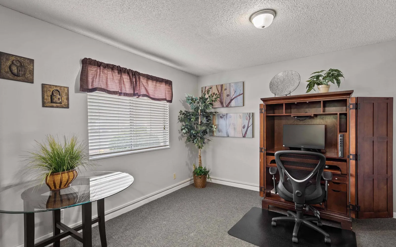Arbors of Grandview - a bedroom with furniture and a window