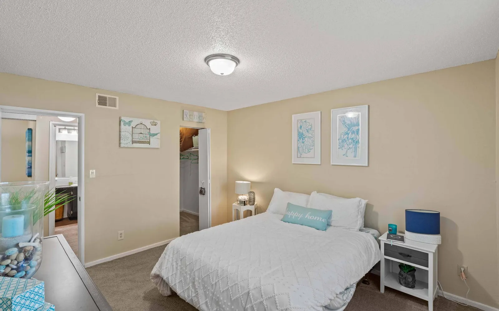 Arbors of Grandview - a bedroom with a bed