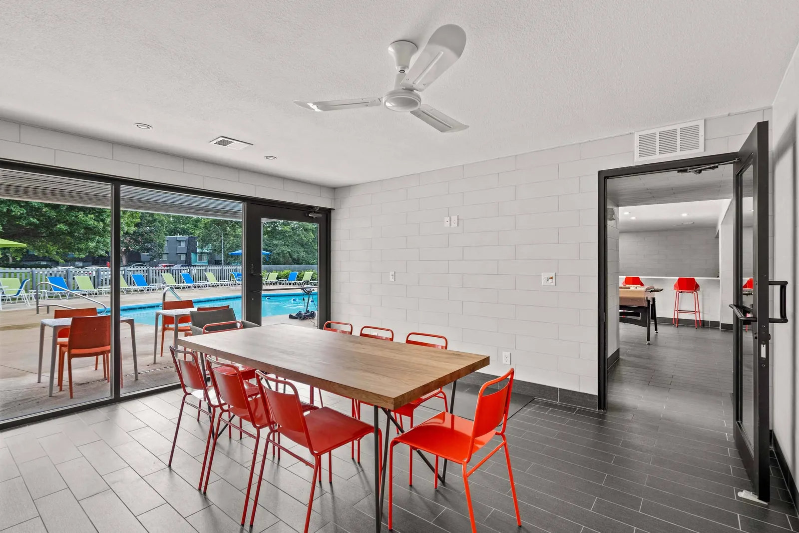 Nori Apartments - a clubhouse with a table and chairs