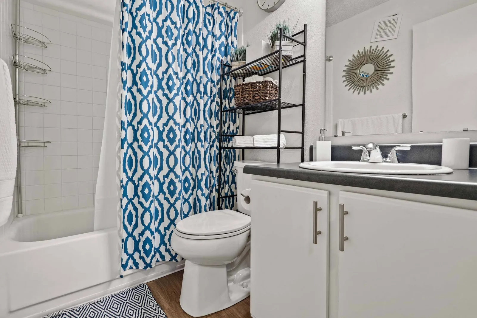 Nori Apartments - a bathroom with a shower curtain