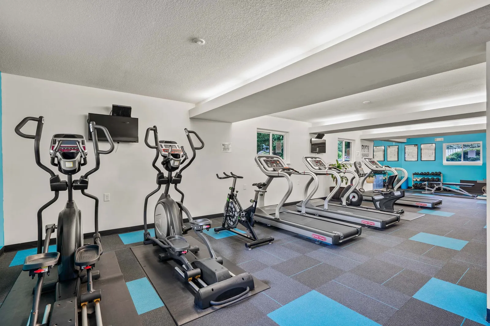 Nori Apartments - a fitness center with equipment