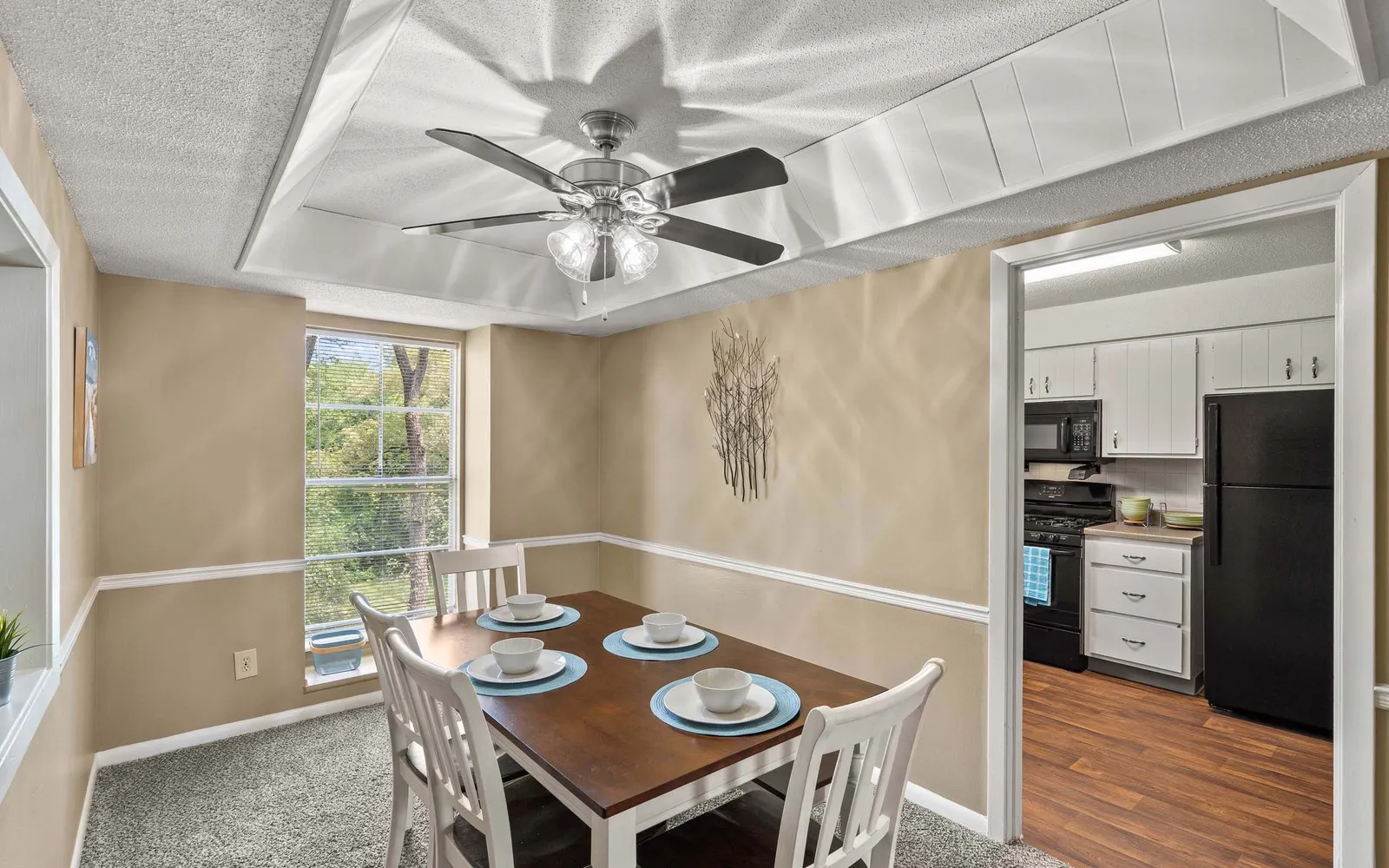 Ridge at Chestnut Apartments - a dining nook with table and chairs