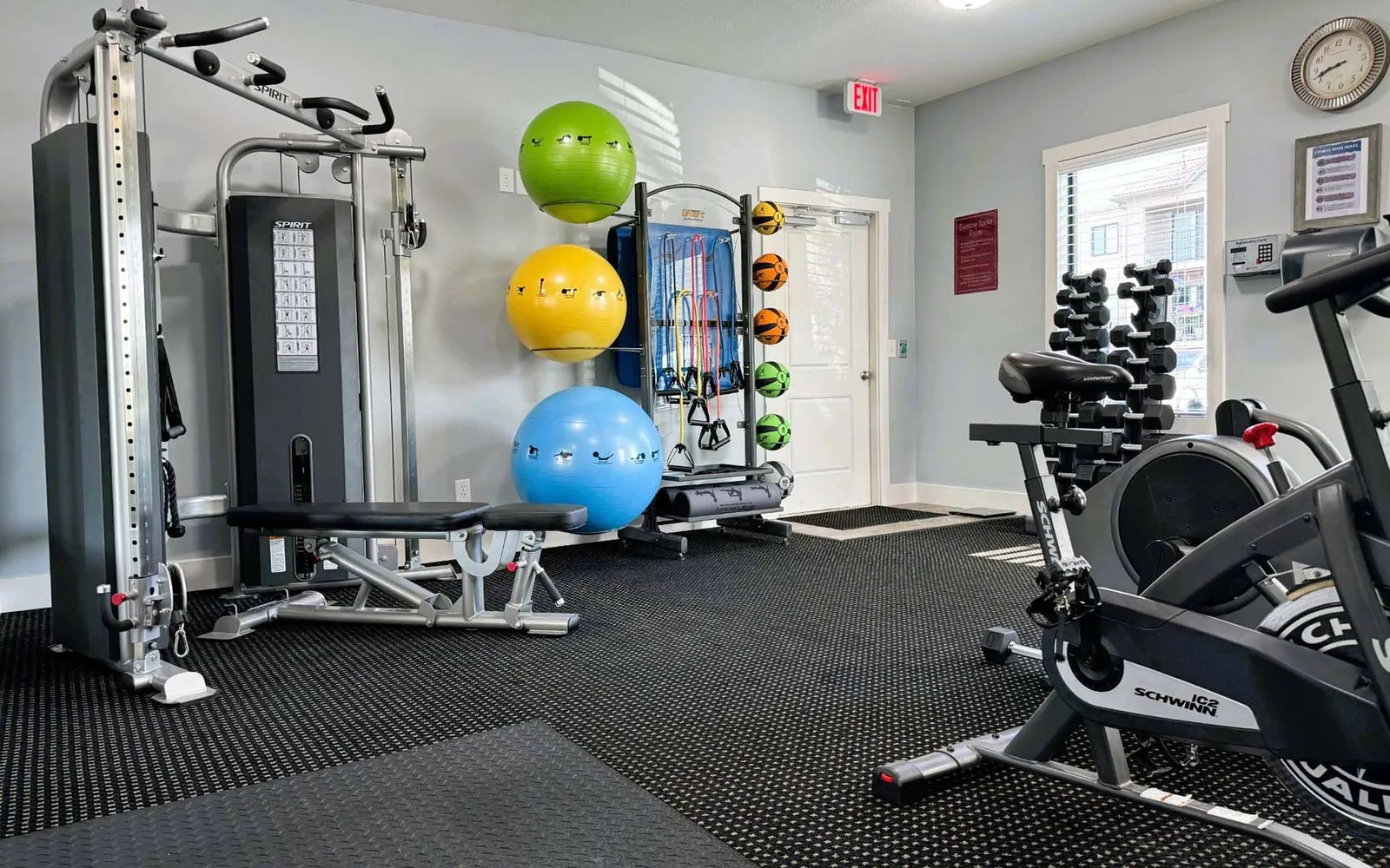 The Hills Apartments - a fitness center with equipment