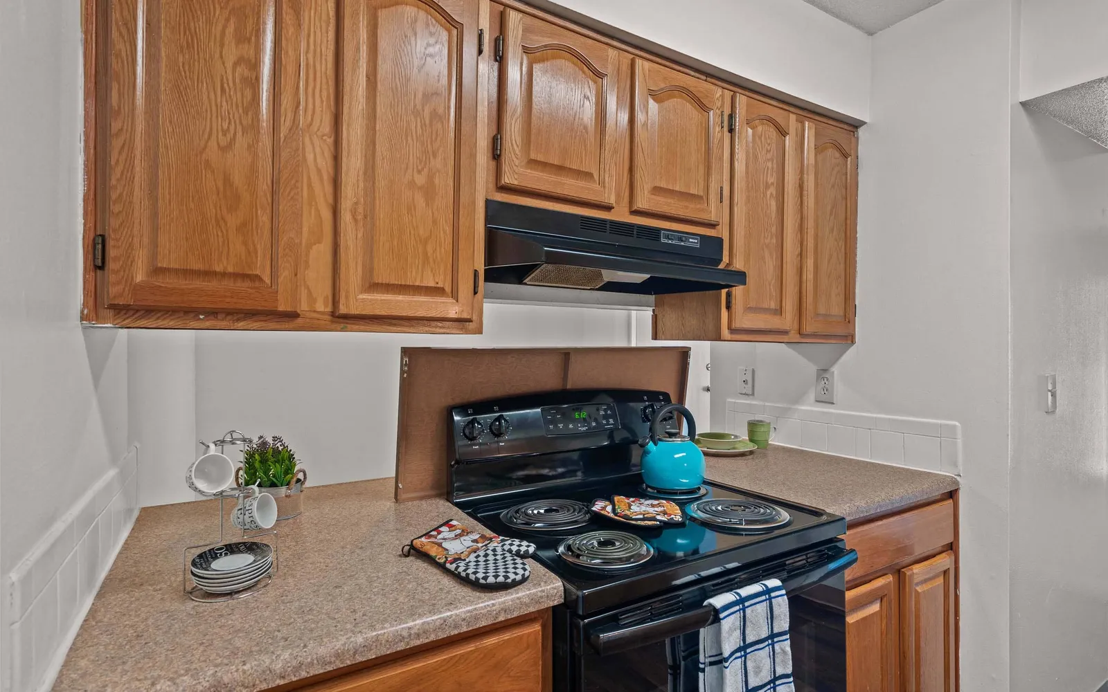 The Retreat at Mill Creek - a kitchen with black appliances