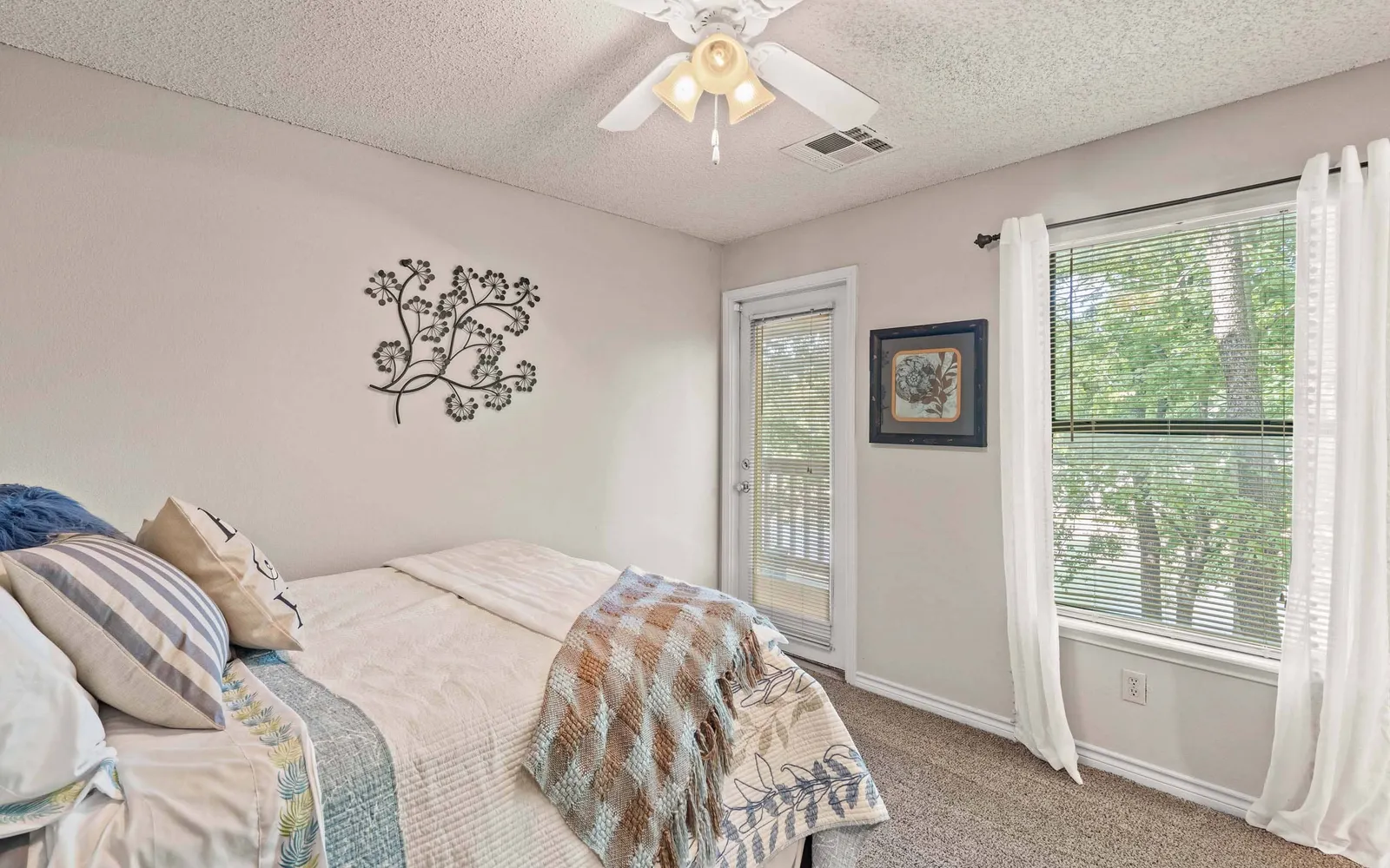 The Retreat at Walnut Creek - a bedroom with a bed and window