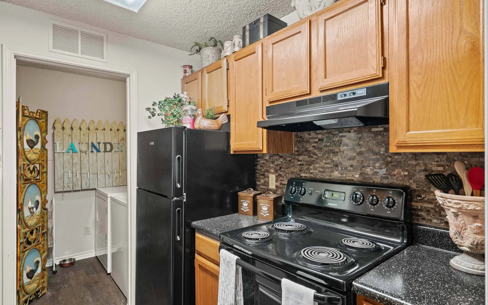 The Retreat at Walnut Creek - a kitchen with black appliances