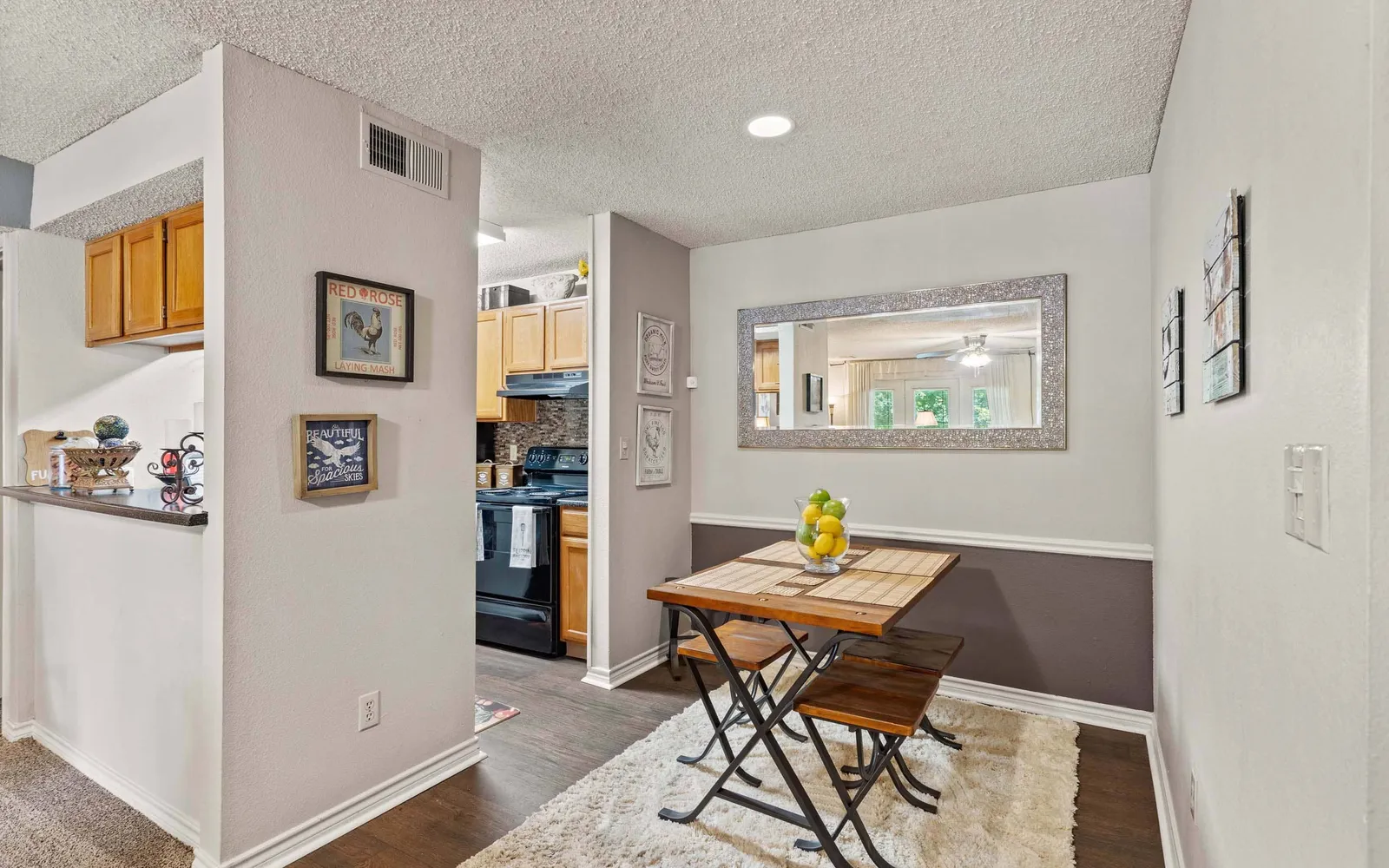 The Retreat at Walnut Creek - a dining nook with a table