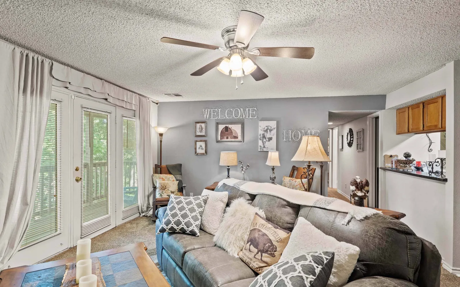 The Retreat at Walnut Creek - a living room with a ceiling fan and furniture