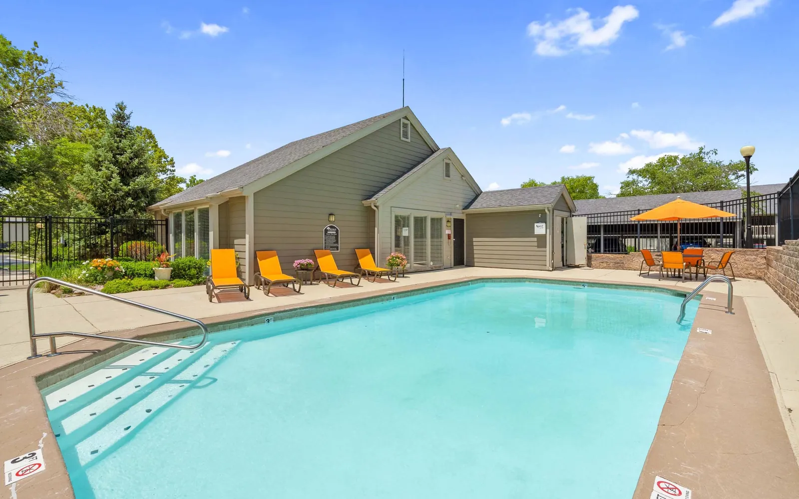 The Retreat at Woodlands - a swimming pool with chairs around it