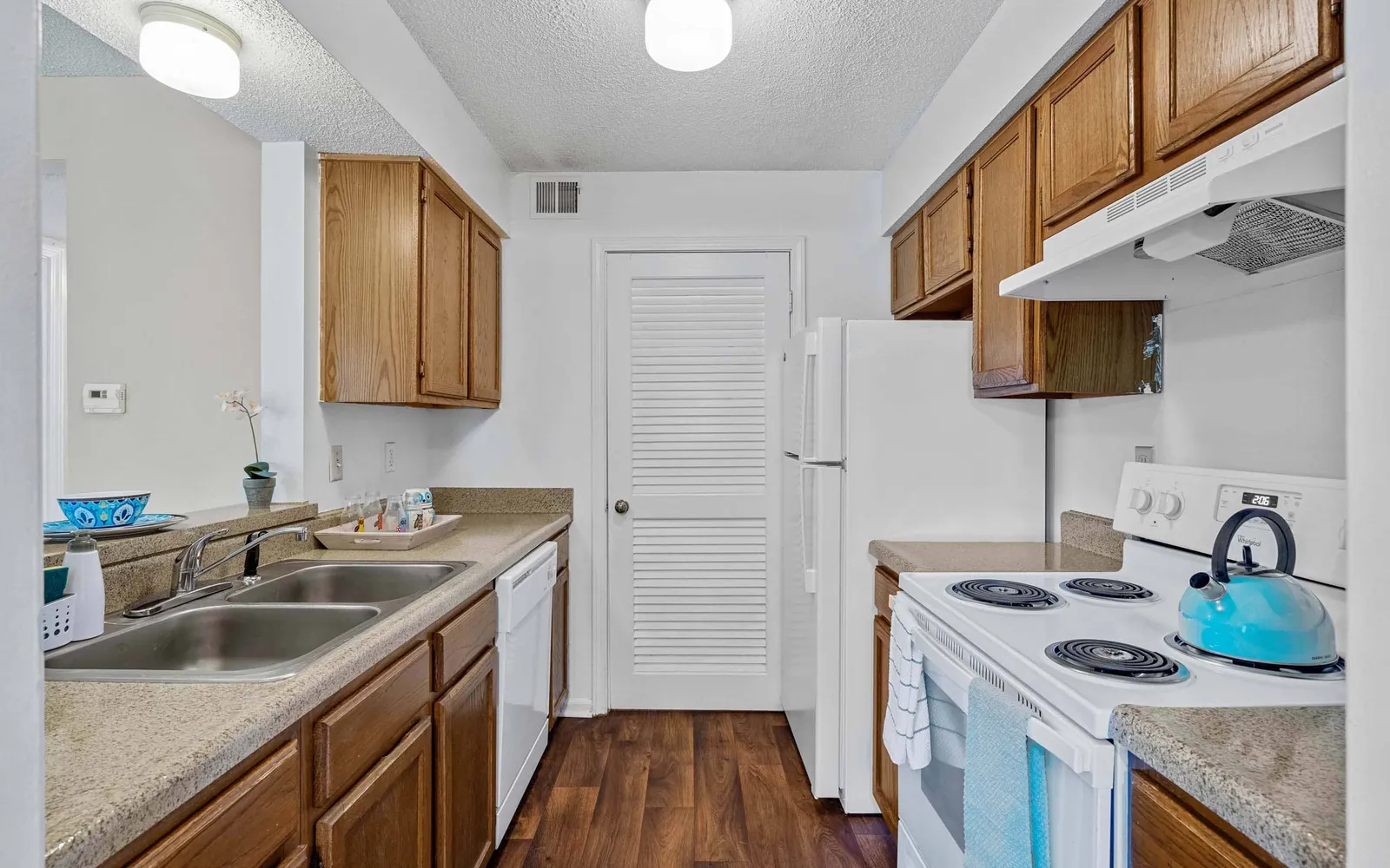 The Retreat at Woodlands - a kitchen with light colored appliances