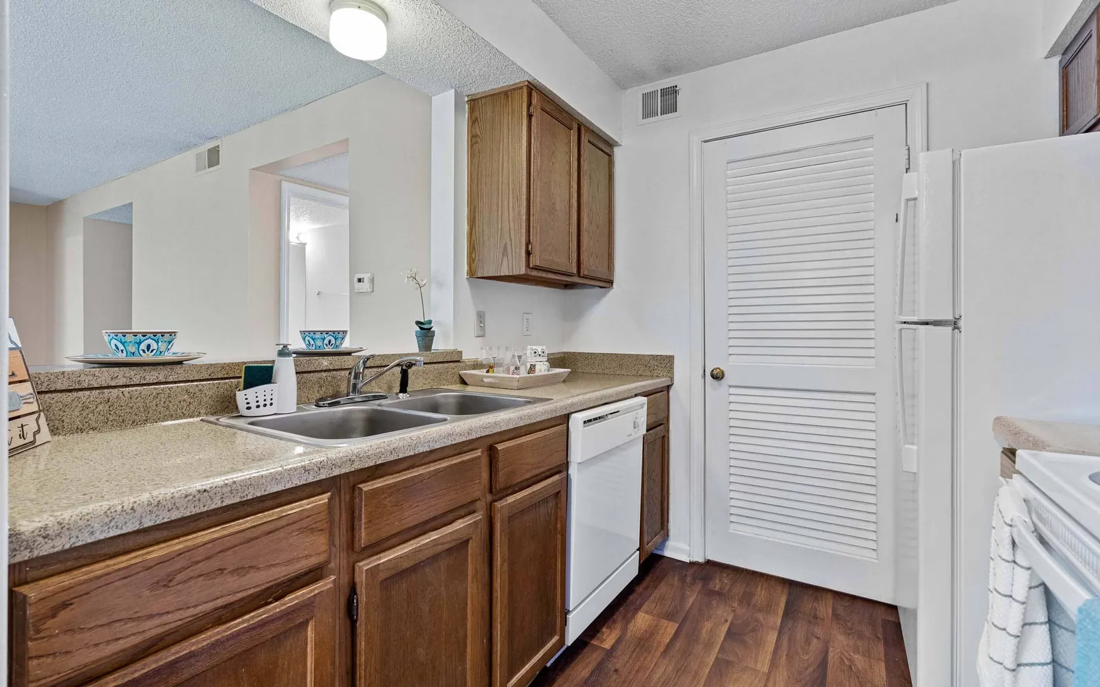 The Retreat at Woodlands - a kitchen with oak colored cabinets