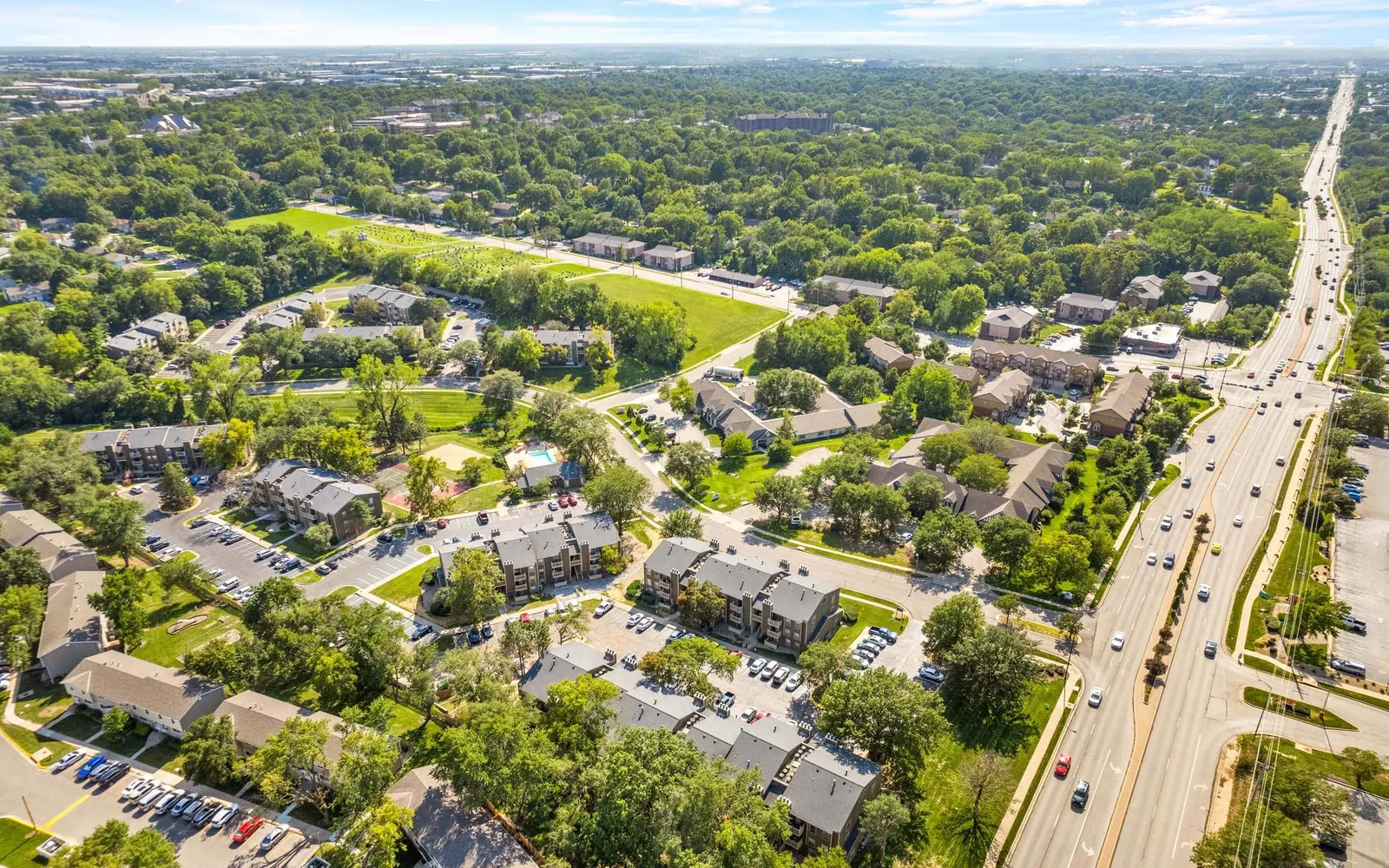 The Retreat at Woodridge - aerial view of apartments and trees
