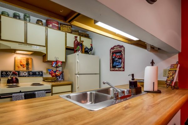 WRKS 4 furnished apartment kitchen in Kansas City