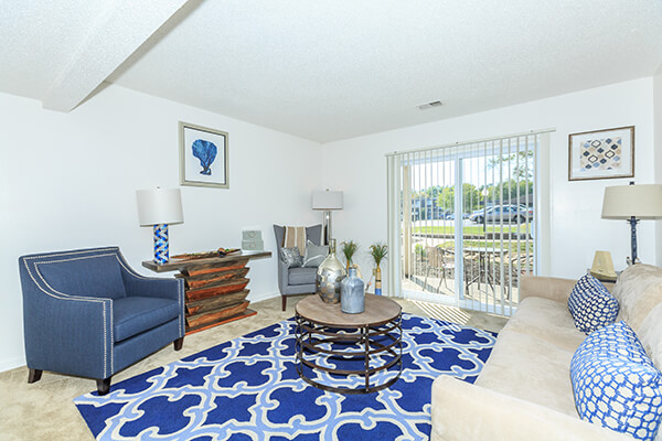 01b apartment living room in Kansas City, MO